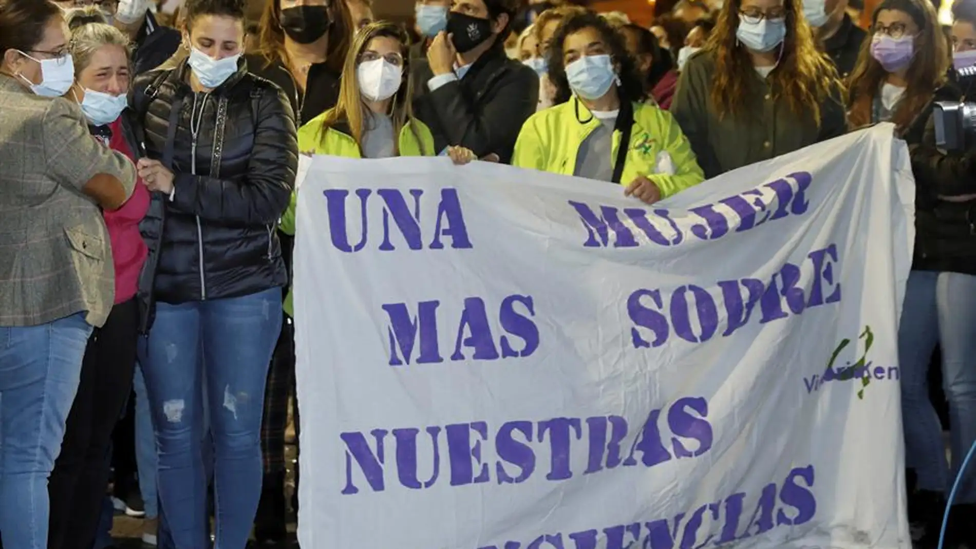  Concentración en repulsa por el asesinato por violencia machista de una mujer, en San Roque (Cádiz)