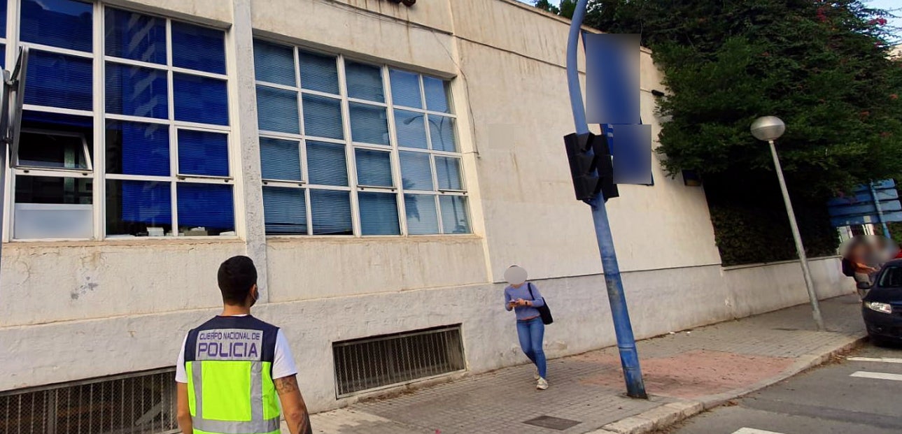Tres detenidos por el robo de material informático y audiovisual en un instituto de Alicante Tres detenidos por el robo de material informático y audiovisual en un instituto de Alicante