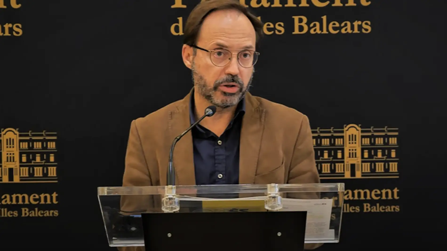 Josep Castells explicando la propuesta de Més per Menorca.