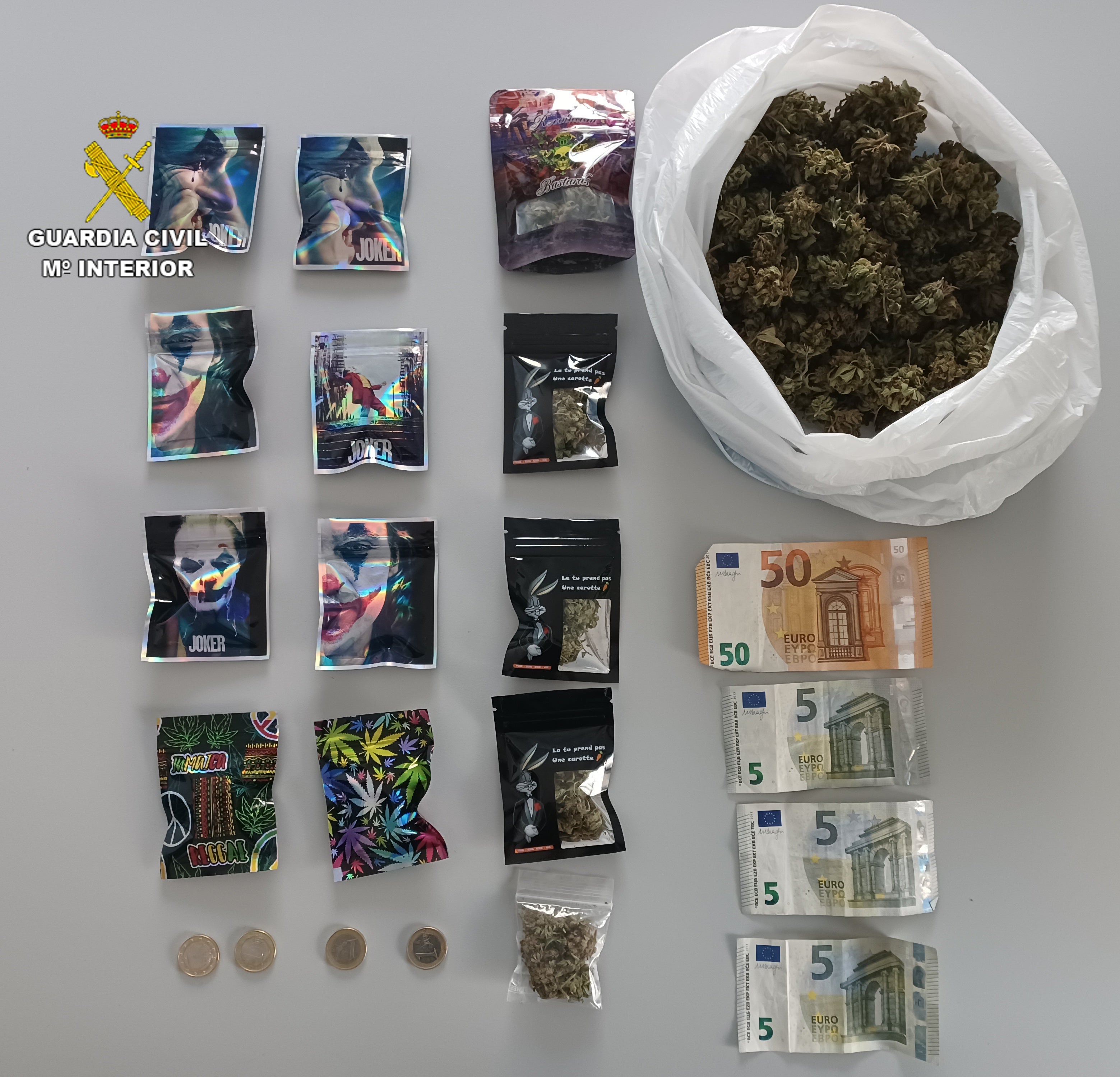 La Guardia Civil detiene a un hombre que intentaba vender droga cerca de un colegio en Vinaròs La Guardia Civil detiene a un hombre que intentaba vender droga cerca de un colegio en Vinaròs