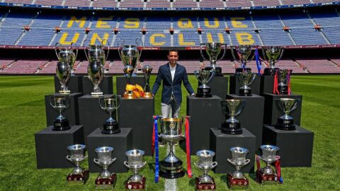 Xavi Hernández posa con los títulos conquistados como jugador del Barça