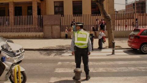 Un agente de la Policía Local de Sant Joan vigila un paso de peatones Un agente de la Policía Local de Sant Joan vigila un paso de peatones