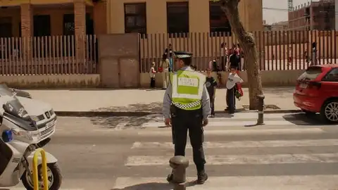 Un agente de la Policía Local de Sant Joan vigila un paso de peatones Un agente de la Policía Local de Sant Joan vigila un paso de peatones