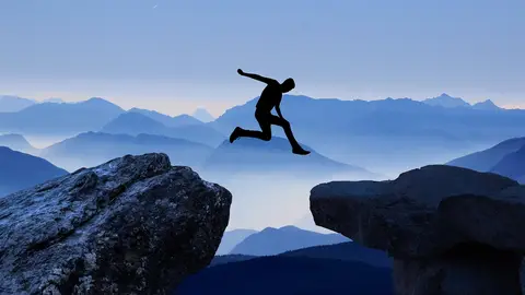 Hombre saltando entre rocas Hombre saltando entre rocas