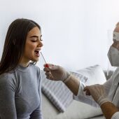 Enfermero realiza un prueba del coronavirus a una paciente