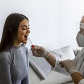 Enfermero realiza un prueba del coronavirus a una paciente Enfermero realiza un prueba del coronavirus a una paciente