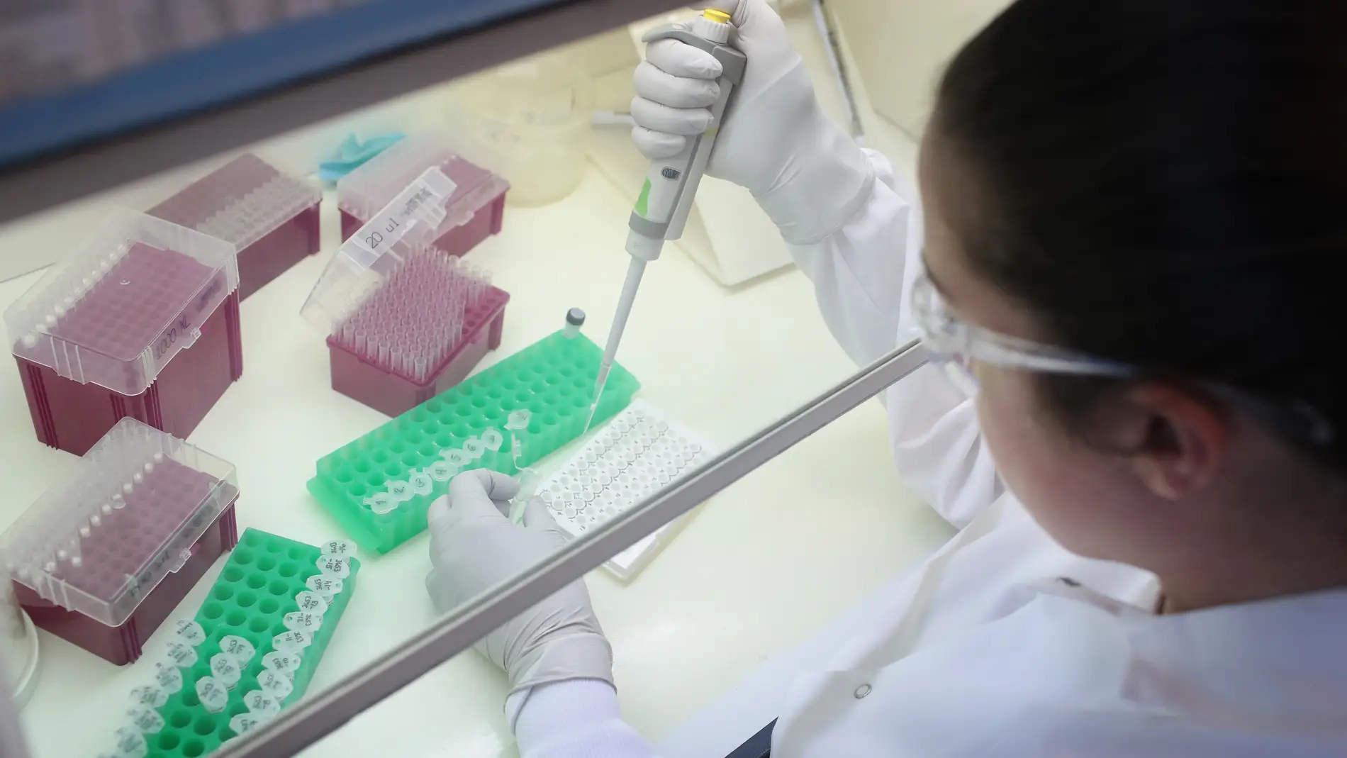 Una científica manipula las dosis en un laboratorio.