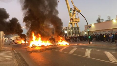 Barricadas en llamas en la jornada de huelga del metal en Cádiz.