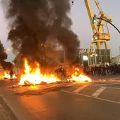 Barricadas en llamas en la jornada de huelga del metal en Cádiz. Barricadas en llamas en la jornada de huelga del metal en Cádiz.