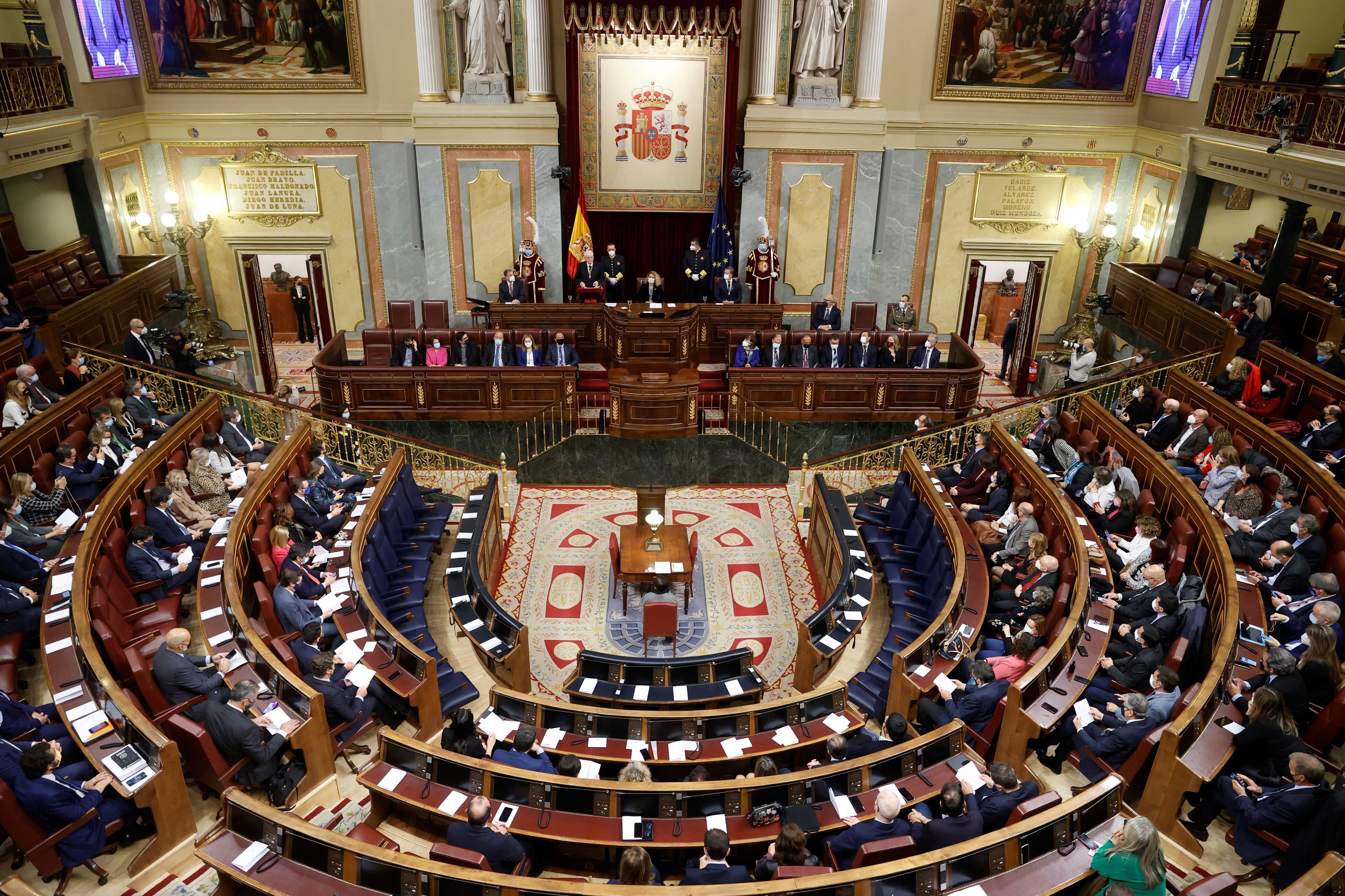 Las preguntas de Amón: "¿Entendéis que en un mismo decreto puedan convalidarse las mascarillas en exteriores y la subida de las pensiones?" Las preguntas de Amón: "¿Entendéis que en un mismo decreto puedan convalidarse las mascarillas en exteriores y la subida de las pensiones?"