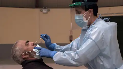 Un hombre realizándose una prueba PCR Un hombre realizándose una prueba PCR