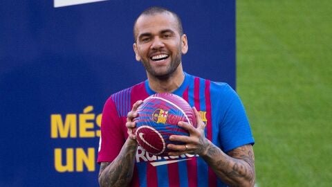 Dani Alves durante su presentación en el Camp Nou como jugador del Barcelona