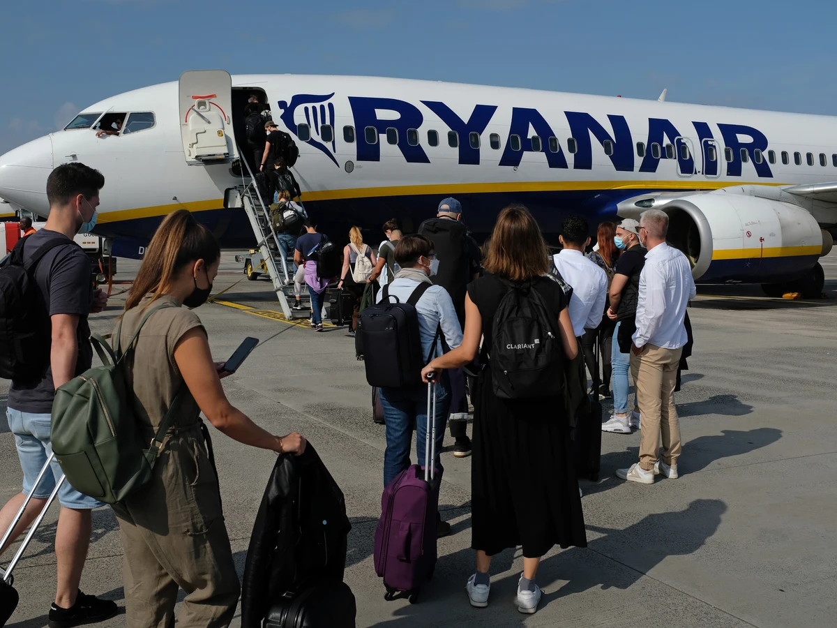 Sentencia histórica: Ryanair no puede cobrar por subir una maleta a la  cabina