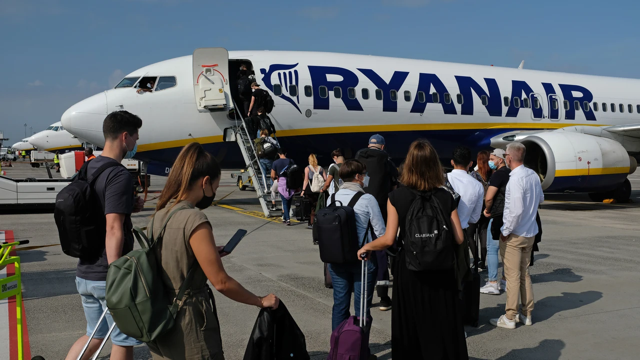 Pasajeros embarcando en un avión de Ryanair