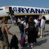 Pasajeros embarcando en un avión de Ryanair