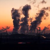 Industria emite gases contaminantes a la atmósfera