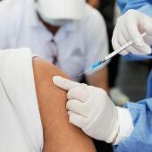 Una persona recibiendo la vacuna contra el coronavirus