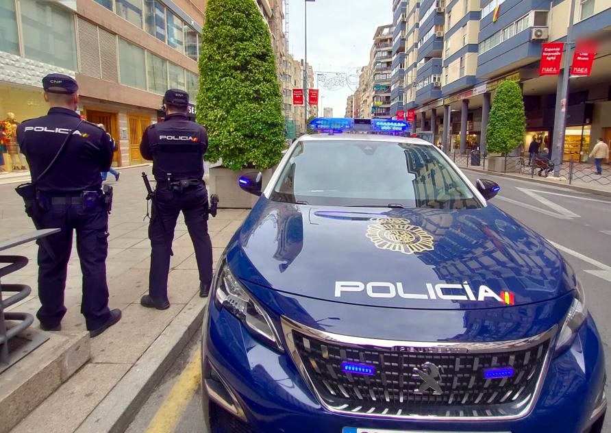 Detenidos dos jóvenes por el robo de un bolso por el procedimiento de "el tirón" a un hombre Detenidos dos jóvenes por el robo de un bolso por el procedimiento de "el tirón" a un hombre