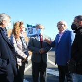 Salvador Fuentes conversa con los vecinos en la apertura del último tramo municipal de la ronda norte