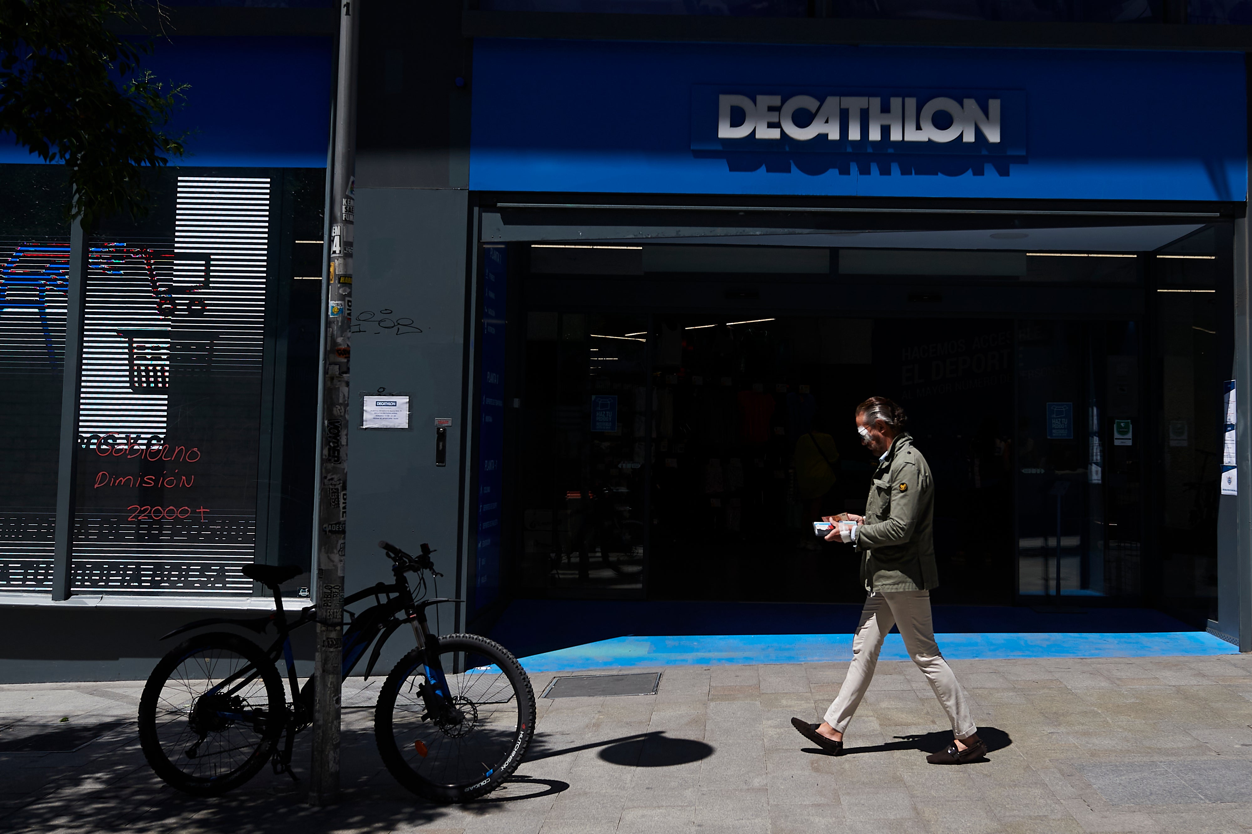 Decathlon deja de vender lanchas de recreo en Francia para evitar que los migrantes las usen en el canal de la Mancha Decathlon deja de vender lanchas de recreo en Francia para evitar que los migrantes las usen en el canal de la Mancha