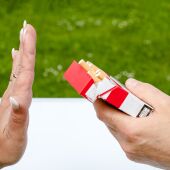 Imagen de una persona que no quiere fumar un cigarro