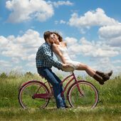 Una pareja da un paseo en bicicleta