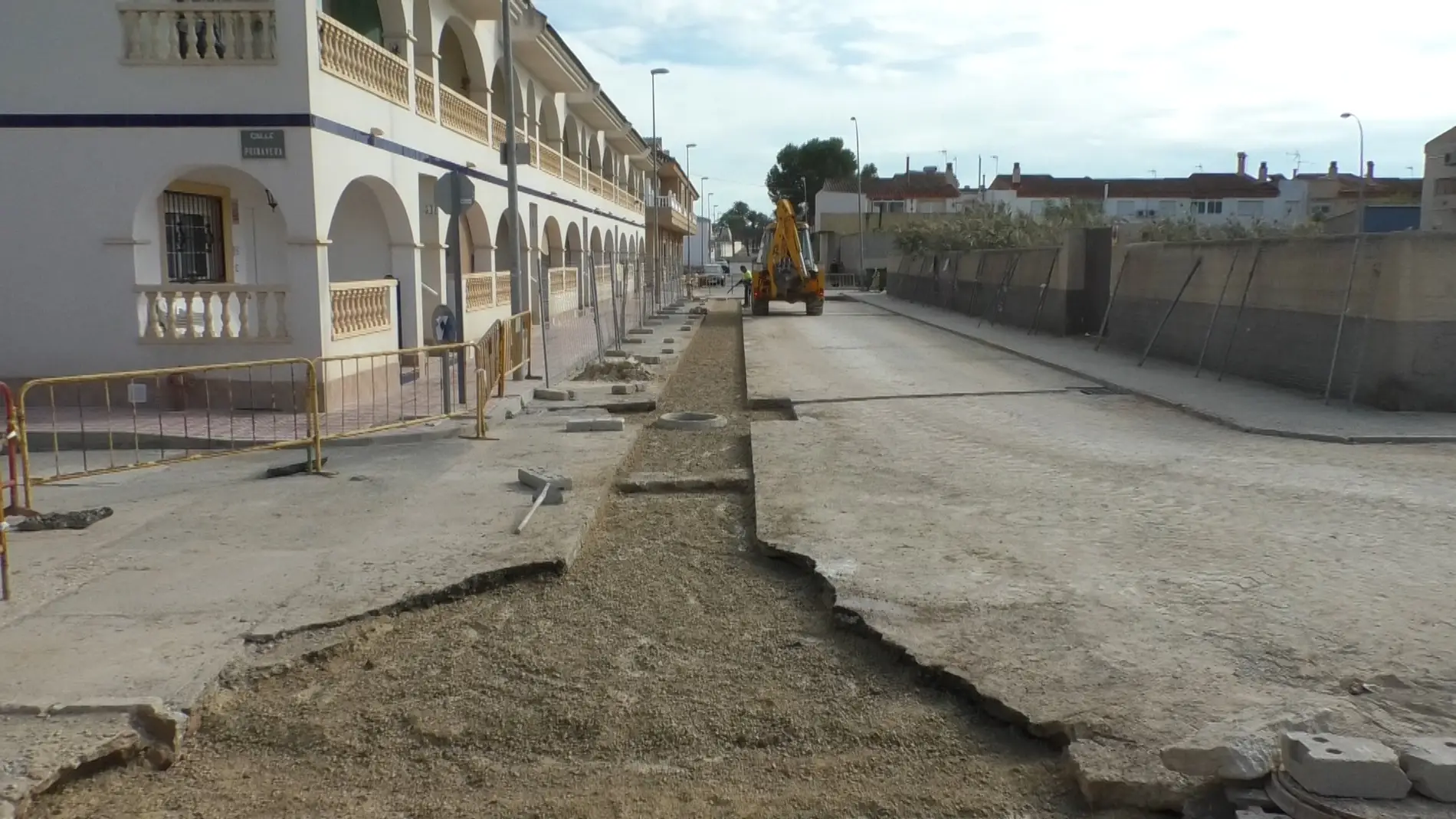 El Ayuntamiento ejecuta las obras en el drenaje de pluviales para evitar inundaciones en la calle Juan Carlos I 