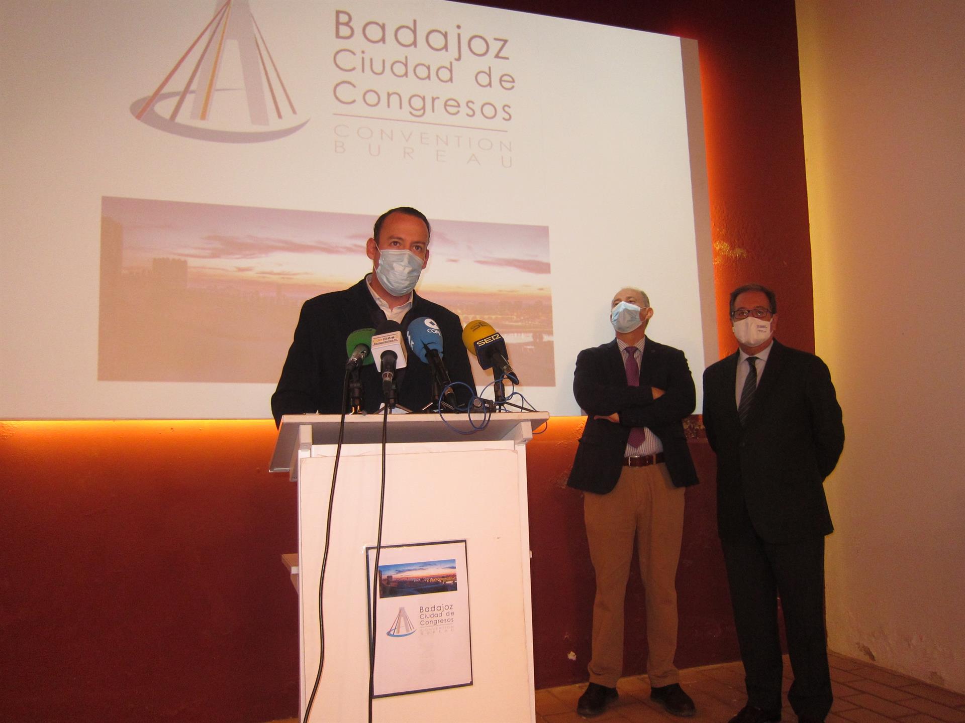 El Ayuntamiento de Badajoz recoge en un dossier las potenciales de la capital pacense como 'Ciudad de Congresos' El Ayuntamiento de Badajoz recoge en un dossier las potenciales de la capital pacense como 'Ciudad de Congresos'