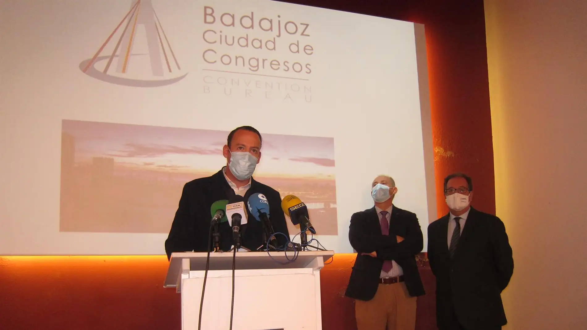 El Ayuntamiento de Badajoz recoge en un dossier las potenciales de la capital pacense como 'Ciudad de Congresos'