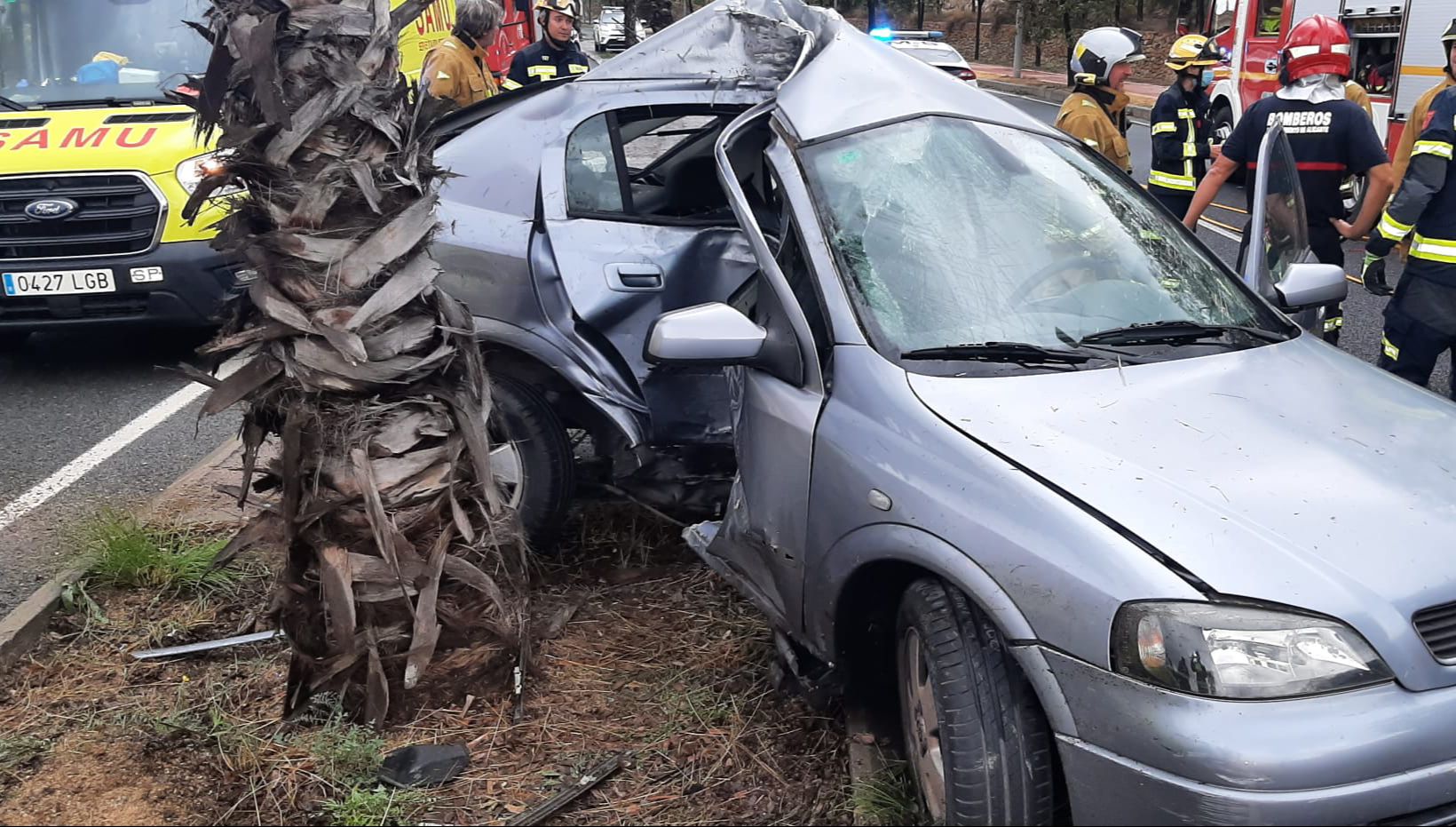 Los bomberos de Alicante rescatan a dos personas del interior de un vehículo tras sufrir un accidente de tráfico Los bomberos de Alicante rescatan a dos personas del interior de un vehículo tras sufrir un accidente de tráfico