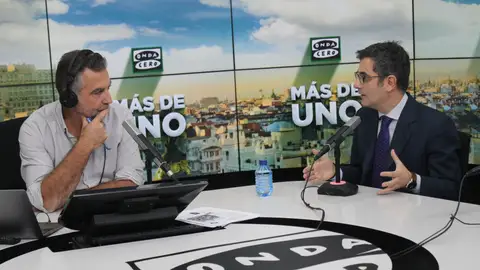 Carlos Alsina entrevista a Félix Bolaños en Más de uno. Carlos Alsina entrevista a Félix Bolaños en Más de uno.