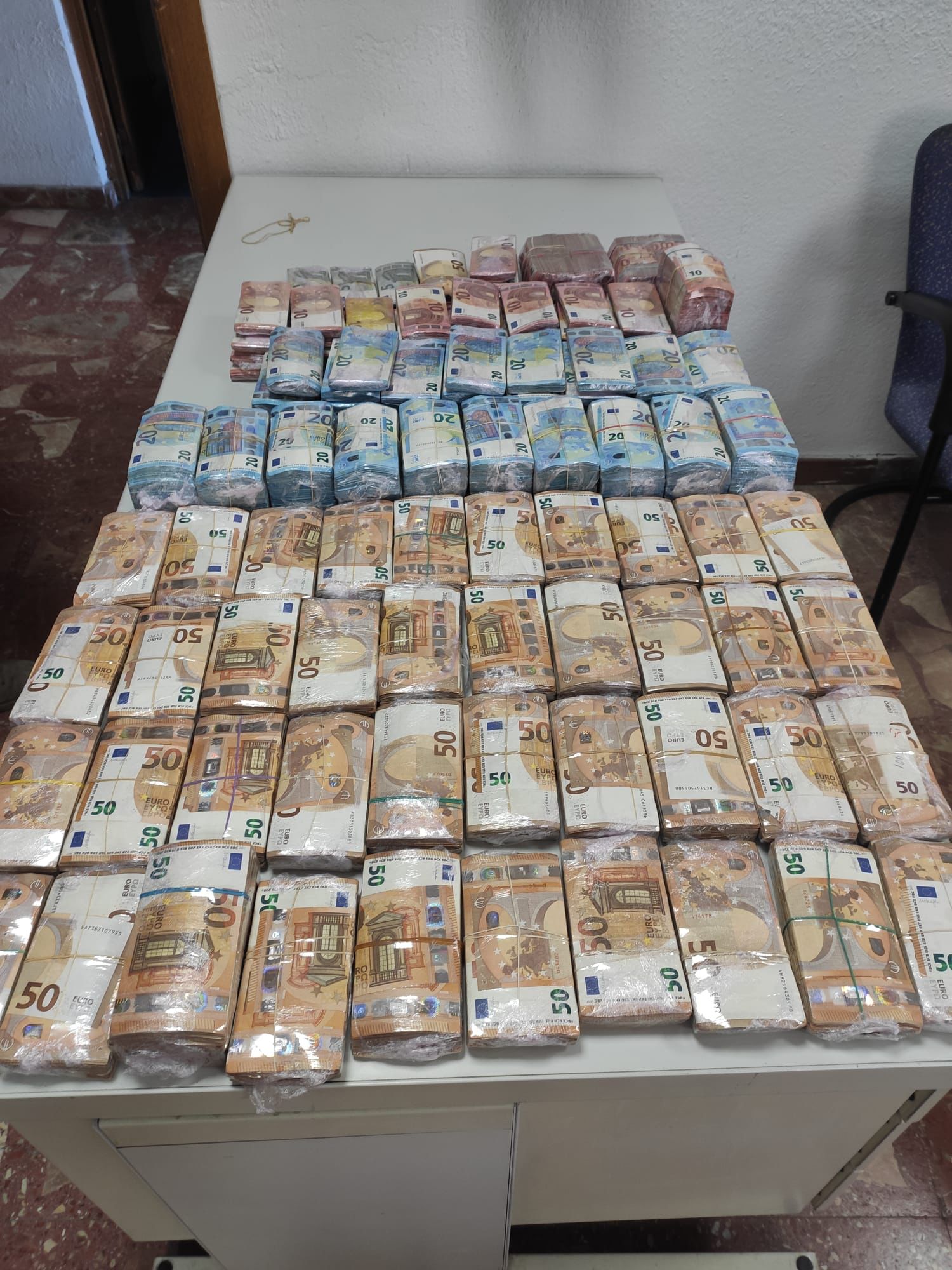 La Guardia Civil interviene más de medio millón de euros en la A-4 La Guardia Civil interviene más de medio millón de euros en la A-4