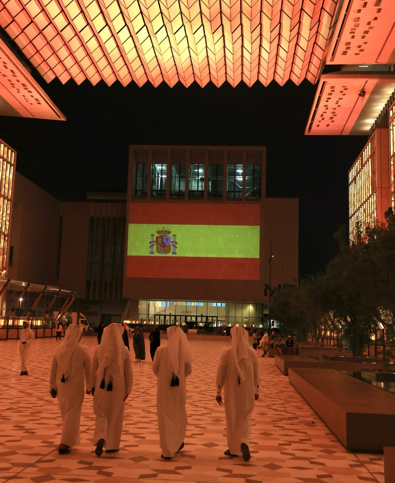 Catar alza la bandera de España por su clasificación para el Mundial Catar alza la bandera de España por su clasificación para el Mundial