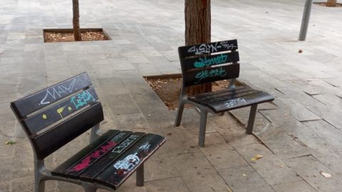 Pintadas vandálicas sobre mobiliario urbano en un parque de Palma