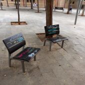 Pintadas vandálicas sobre mobiliario urbano en un parque de Palma