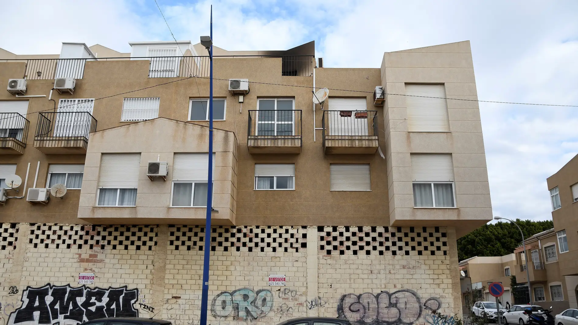 Bloque de la vivienda donde se produjo el incendio en Almería.