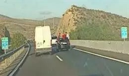 Detenido un conductor que fue captado en la A-7 con dos menores sentados en las ventanillas traseras Detenido un conductor que fue captado en la A-7 con dos menores sentados en las ventanillas traseras