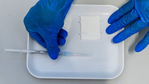 Personal sanitario manipula una dosis de vacuna contra el coronavirus. Personal sanitario manipula una dosis de vacuna contra el coronavirus.