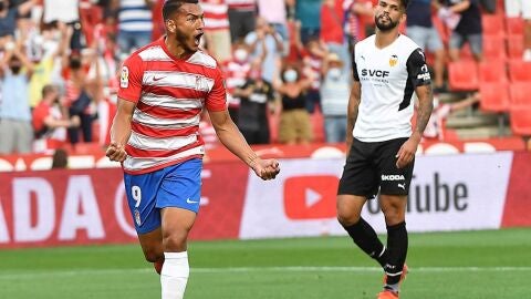 Luis Su&aacute;rez celebra un gol y pide guerra contra el Real Madrid