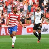 Luis Suárez celebra un gol y pide guerra contra el Real Madrid