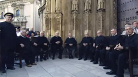 Sesión del Tribunal de las Aguas en la Puerta de los Apóstoles de la Catedral Museo
