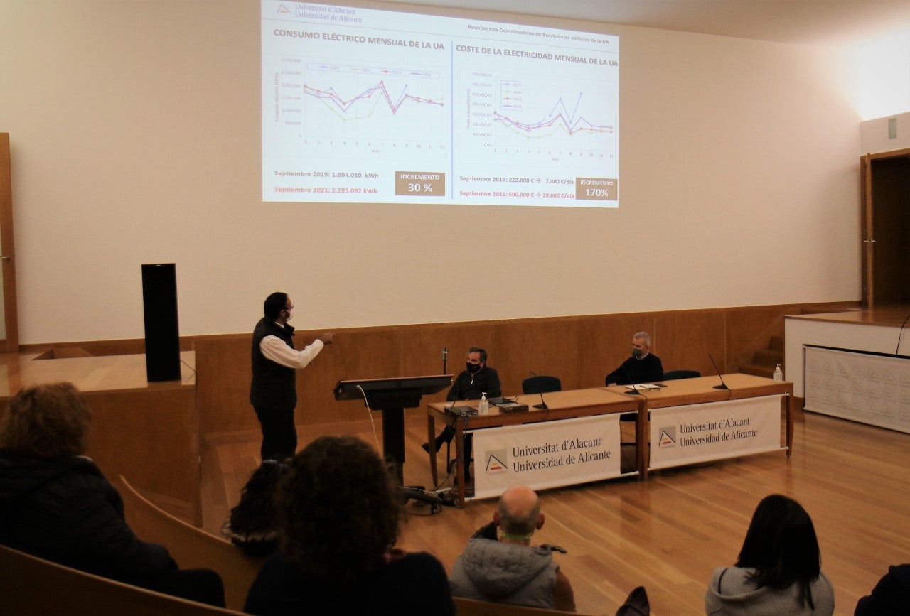 La Universidad de Alicante inicia una campaña de ahorro energético dirigida a la comunidad universitaria La Universidad de Alicante inicia una campaña de ahorro energético dirigida a la comunidad universitaria