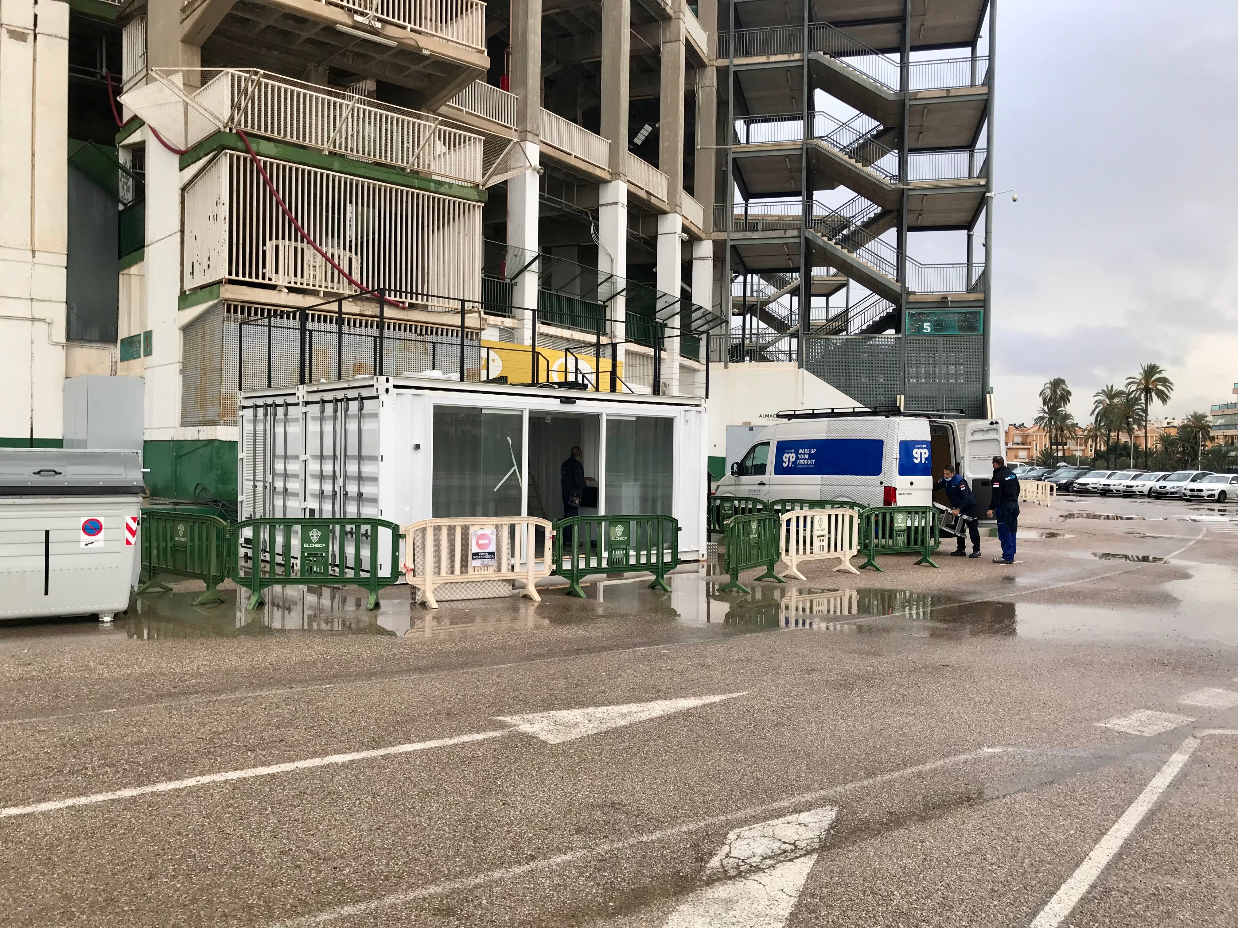 La 'nueva' tienda del Elche abrirá en un cubo prefabricado en el parking del estadio La 'nueva' tienda del Elche abrirá en un cubo prefabricado en el parking del estadio