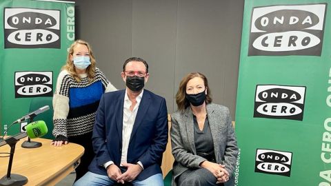 Catalina Pol, administradora de Gr&uacute;as Pol, junto a Elka Dimitrova y Alejandro S&aacute;enz de San Pedro