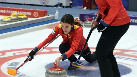 Nerea Torralba en uno de los encuentros de curling