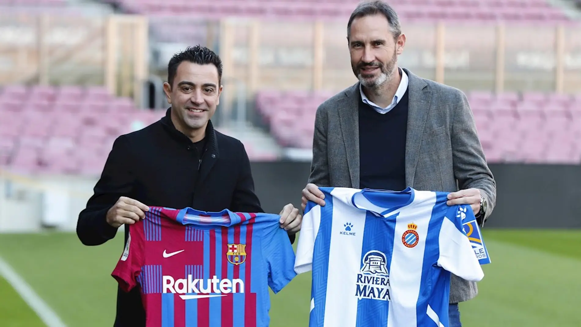 Xavi Hernández y Vicente Moreno posan en la previa del derbi entre Barcelona y Espanyol