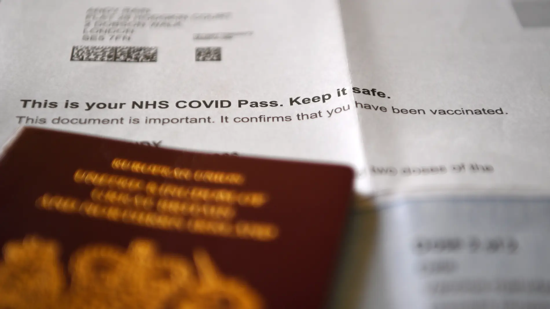 Imagen de archivo de un "pasaporte covid" emitido en Reino Unido.
