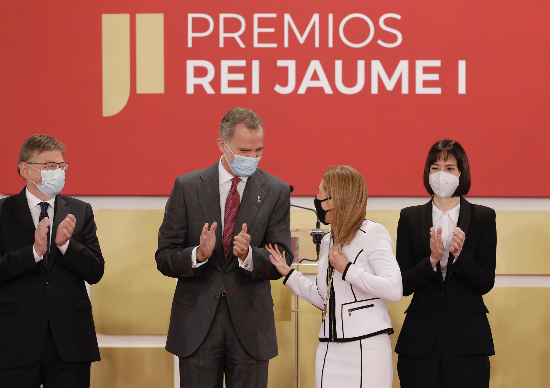 El Rey Felipe VI defiende en València una ciencia "de largo alcance" con "más recursos" El Rey Felipe VI defiende en València una ciencia "de largo alcance" con "más recursos"