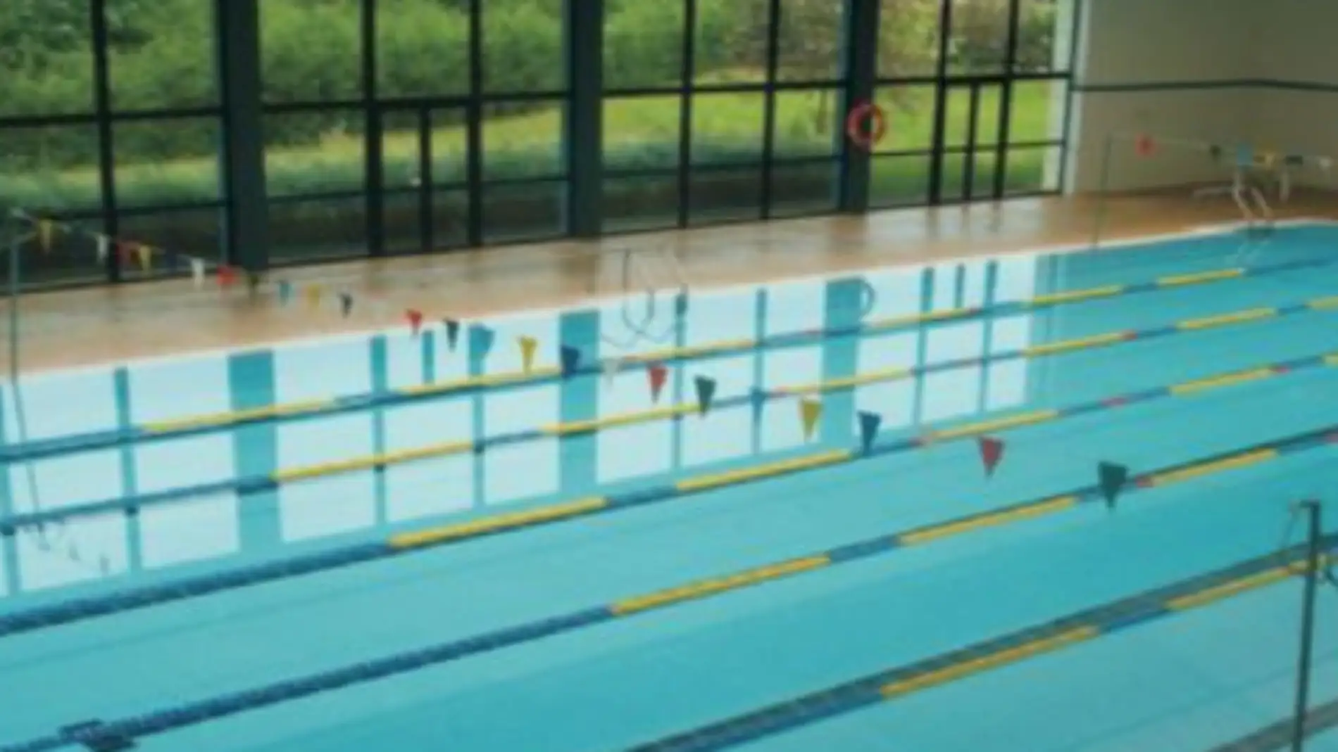 El Ayuntamiento de Parres impulsa una acción formativa para el personal de la piscina