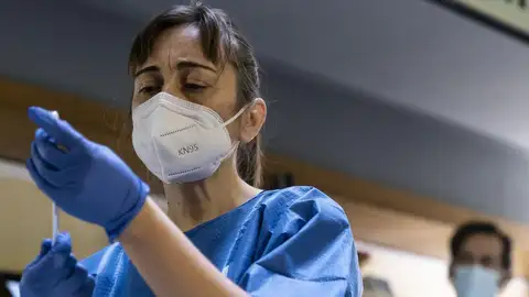 Enfermera prepara la vacuna Enfermera prepara la vacuna